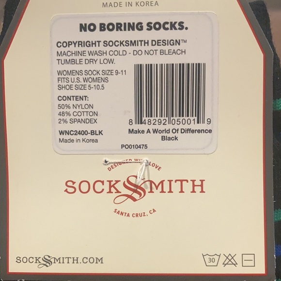 NWT Socksmith Black Cotton Crew Socks Polar Bear Hugging Earth World Globe - Picture 4 of 4